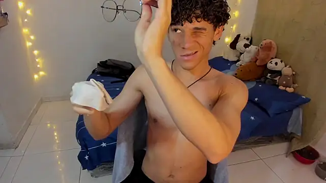 Snapshot of Tom_Blues chatting on 15, 12, 2025 Tom Blues online show from 15, 12, 2025