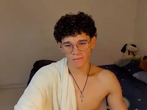 Snapshot of Tom_Blues chatting on 28, 10, 2025 Tom Blues online show from 28, 10, 2025