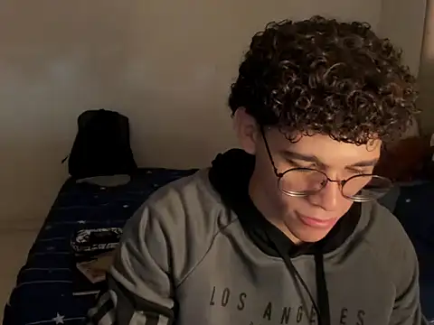 Snapshot of Tom_Blues chatting on 27, 10, 2025 Tom Blues online show from 27, 10, 2025