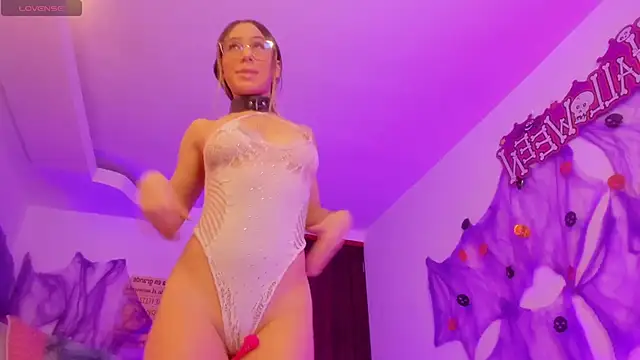 kiara velvet  online show from 27, 10, 2025