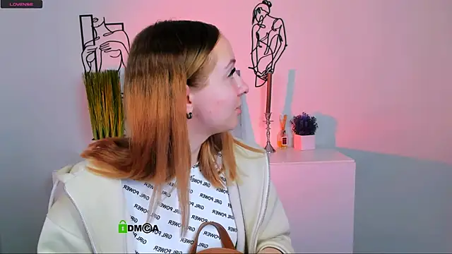 mila glow1 online show from 18, 10, 2025