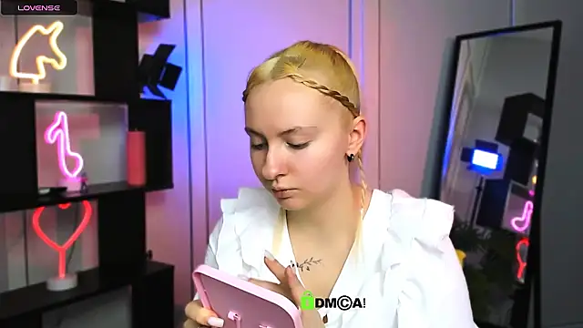 mila glow1 online show from 17, 12, 2025