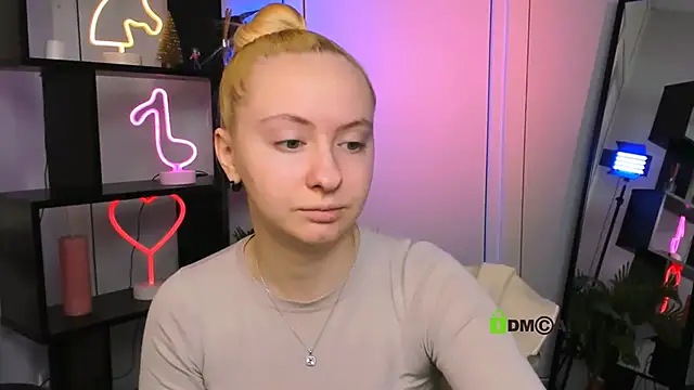 mila glow1 online show from 21, 12, 2025