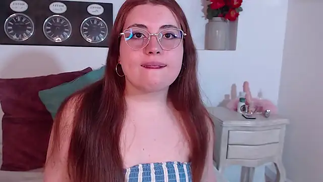 Snapshot of Vicluxxx chatting on 4, 12, 2025 Vicluxxx online show from 4, 12, 2025