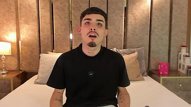 Snapshot of NikoStone_ chatting on 19, 10, 2025 NikoStone online show from 19, 10, 2025