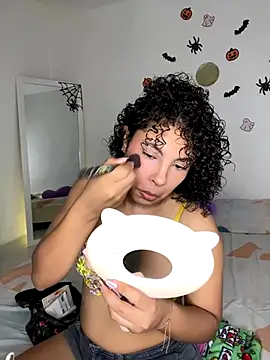 Snapshot of ViolettaMiller_ chatting on 17, 10, 2025 ViolettaMiller online show from 17, 10, 2025