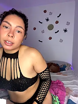 Snapshot of ViolettaMiller_ chatting on 31, 10, 2025 ViolettaMiller online show from 31, 10, 2025