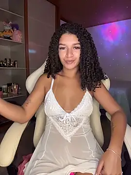Snapshot of larajuli chatting on 6, 6, 2026 larajuli online show from 6, 6, 2026