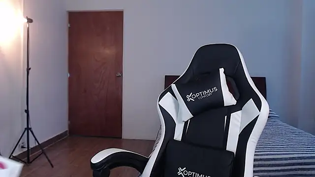 Snapshot of Ellyuwuw chatting on 3, 10, 2025 Ellyuwuw online show from 3, 10, 2025