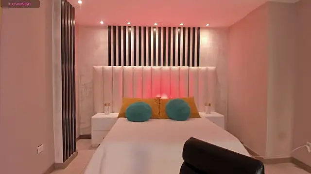 LucyWeiss  online show from 14, 11, 2025