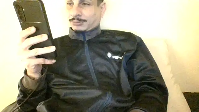 Snapshot of Skate012 chatting on 7, 7, 2026 Skate012 online show from 7, 7, 2026