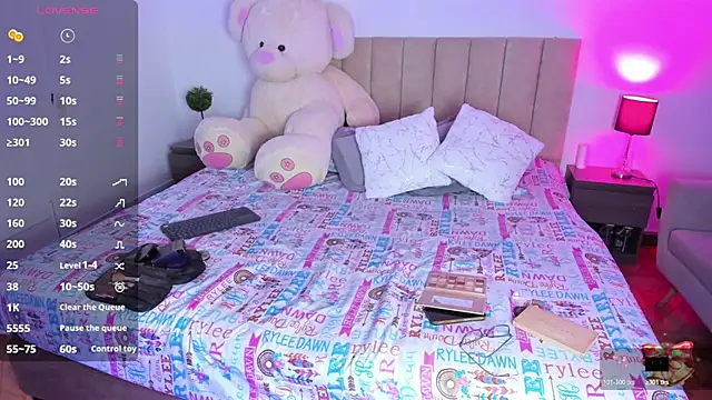 Hill Brownie online show from 3, 12, 2025