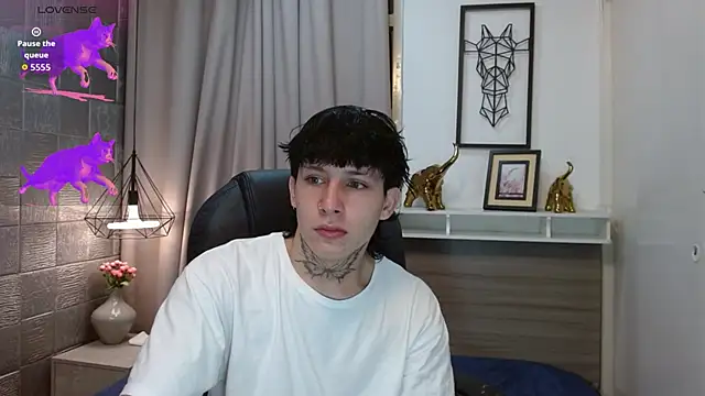 Snapshot of Iantwink18 chatting on 28, 10, 2025 Iantwink18 online show from 28, 10, 2025