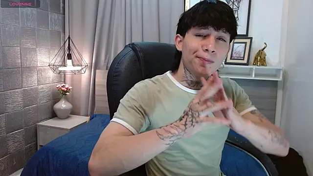 Snapshot of Iantwink18 chatting on 25, 10, 2025 Iantwink18 online show from 25, 10, 2025