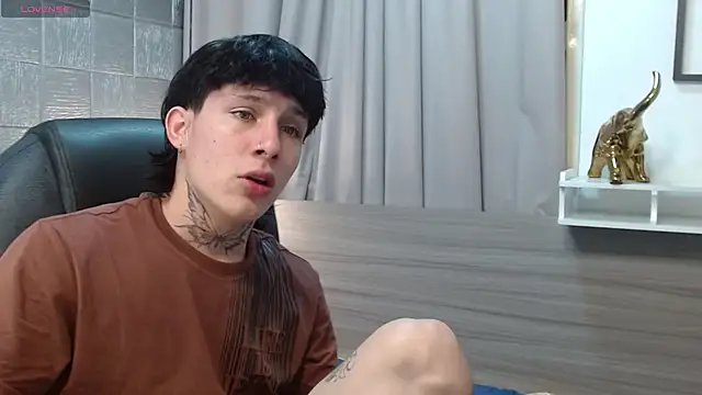 Snapshot of Iantwink18 chatting on 12, 10, 2025 Iantwink18 online show from 12, 10, 2025