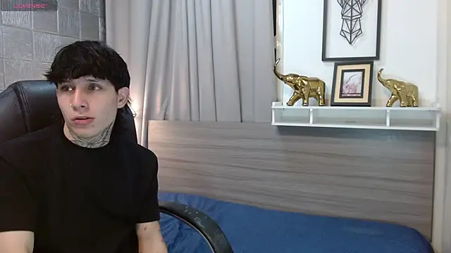 Snapshot of Iantwink18 chatting on 30, 10, 2025 Iantwink18 online show from 30, 10, 2025