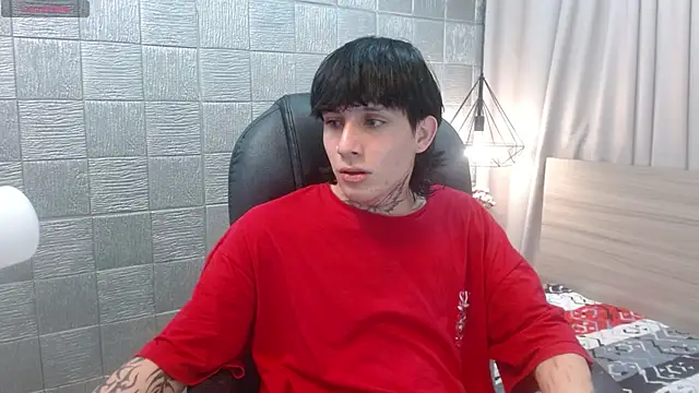 Snapshot of Iantwink18 chatting on 24, 11, 2025 Iantwink18 online show from 24, 11, 2025