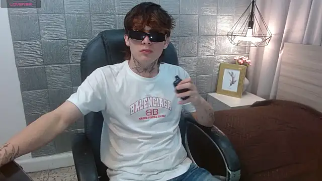 Snapshot of Iantwink18 chatting on 24, 9, 2025 Iantwink18 online show from 24, 9, 2025