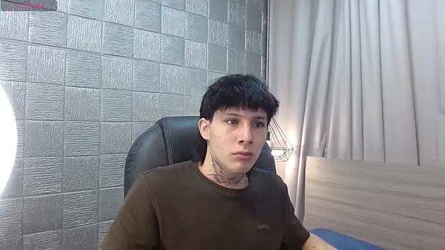 Snapshot of Iantwink18 chatting on 13, 10, 2025 Iantwink18 online show from 13, 10, 2025