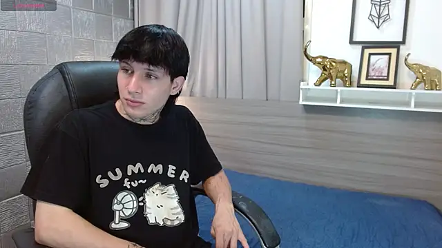 Snapshot of Iantwink18 chatting on 1, 11, 2025 Iantwink18 online show from 1, 11, 2025