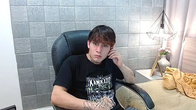 Snapshot of Iantwink18 chatting on 19, 9, 2025 Iantwink18 online show from 19, 9, 2025