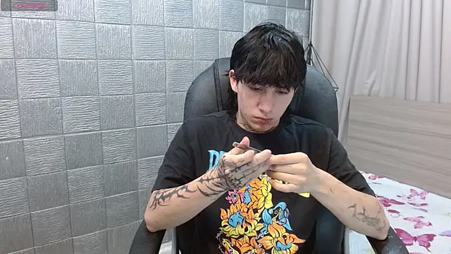 Snapshot of Iantwink18 chatting on 1, 12, 2025 Iantwink18 online show from 1, 12, 2025