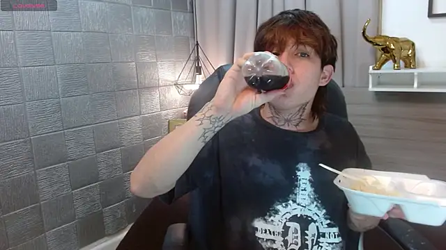 Snapshot of Iantwink18 chatting on 25, 9, 2025 Iantwink18 online show from 25, 9, 2025