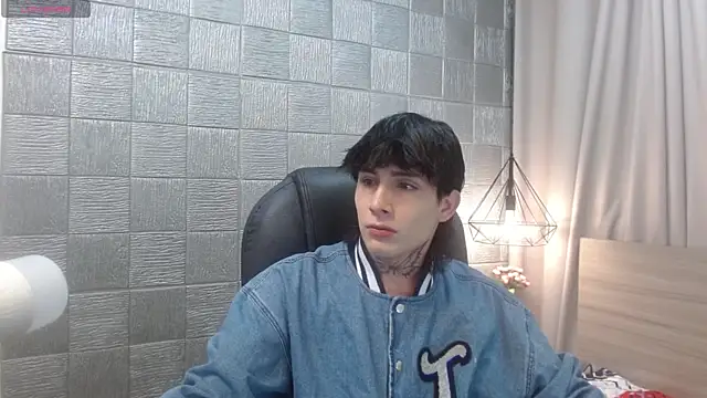 Snapshot of Iantwink18 chatting on 25, 11, 2025 Iantwink18 online show from 25, 11, 2025