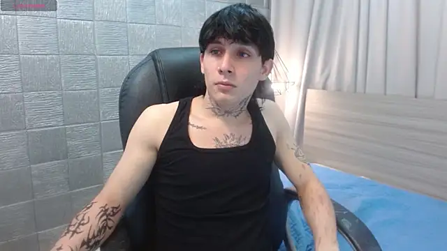 Snapshot of Iantwink18 chatting on 21, 11, 2025 Iantwink18 online show from 21, 11, 2025