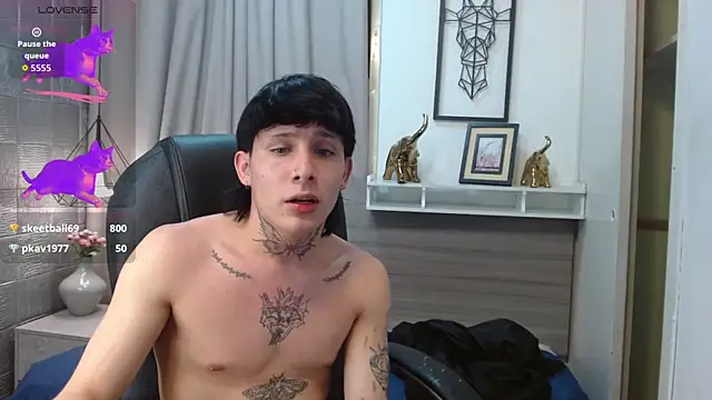 Snapshot of Iantwink18 chatting on 12, 10, 2025 Iantwink18 online show from 12, 10, 2025