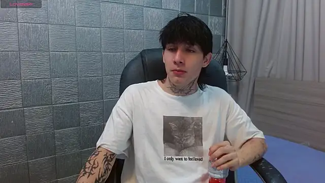 Snapshot of Iantwink18 chatting on 29, 11, 2025 Iantwink18 online show from 29, 11, 2025