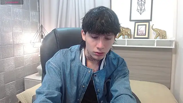 Snapshot of Iantwink18 chatting on 8, 11, 2025 Iantwink18 online show from 8, 11, 2025