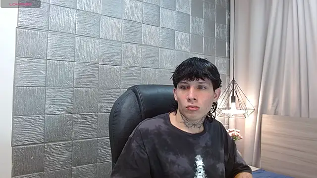 Snapshot of Iantwink18 chatting on 4, 11, 2025 Iantwink18 online show from 4, 11, 2025