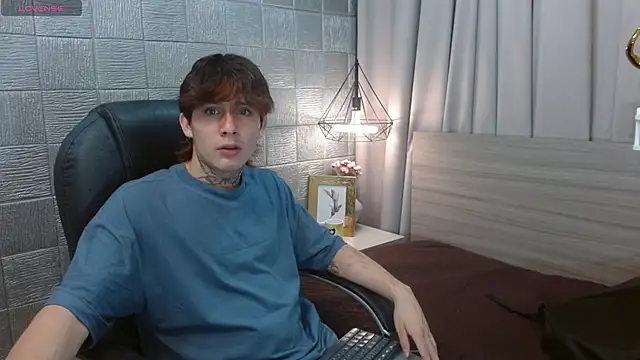 Snapshot of Iantwink18 chatting on 27, 9, 2025 Iantwink18 online show from 27, 9, 2025