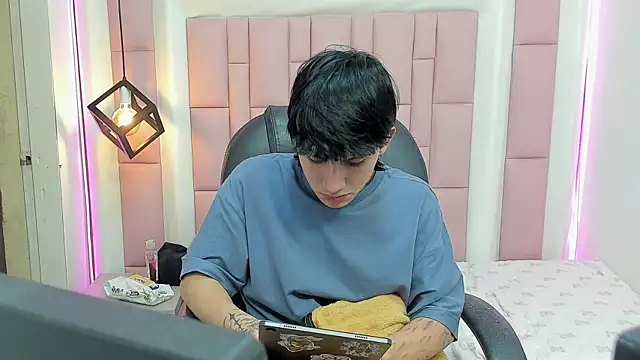 Snapshot of Iantwink18 chatting on 10, 10, 2025 Iantwink18 online show from 10, 10, 2025