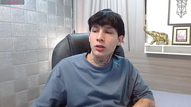 Snapshot of Iantwink18 chatting on 14, 11, 2025 Iantwink18 online show from 14, 11, 2025