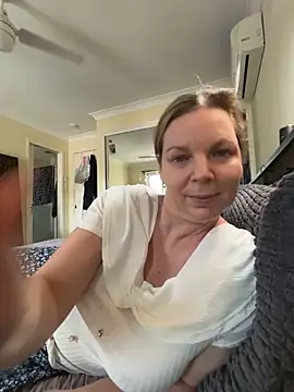 aussiepeaches online show from 3, 2, 2026