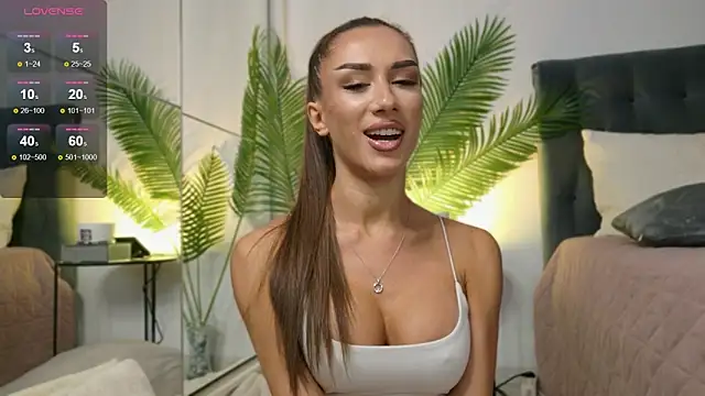 JuliaQuin online show from 6, 10, 2025