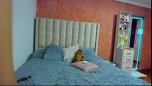 Naomi 205 online show from 1, 12, 2025