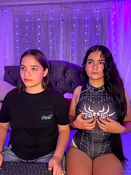 Snapshot of Ashley_and_Zoe chatting on 13, 9, 2025 Ashley and Zoe online show from 13, 9, 2025