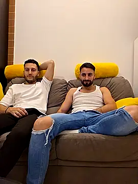 Amicisegreti online show from 9, 5, 2026