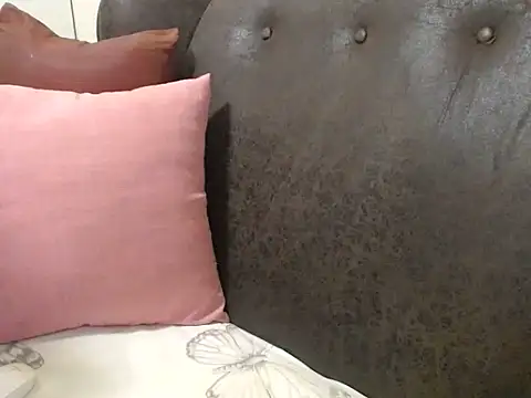 bustylaura4u online show from 12, 4, 2026