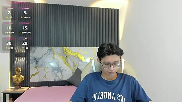 SantiagoRusso18 online show from 6, 11, 2025