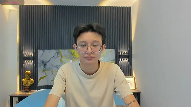 SantiagoRusso18 online show from 28, 10, 2025