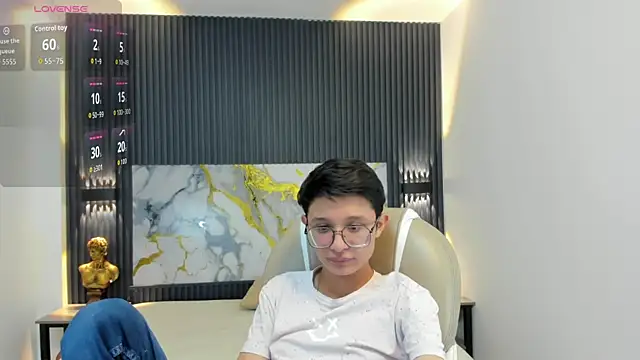 SantiagoRusso18 online show from 17, 10, 2025