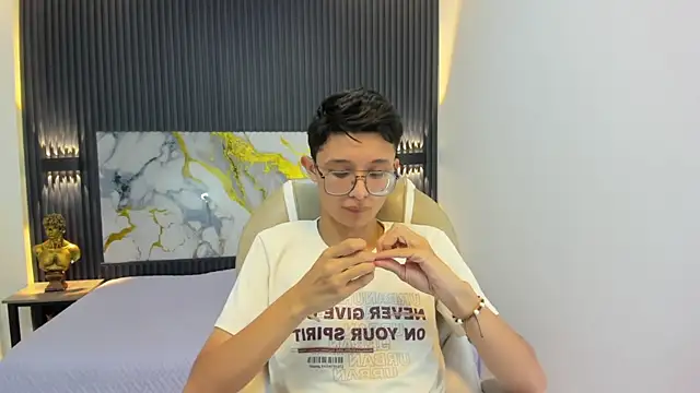 SantiagoRusso18 online show from 20, 9, 2025