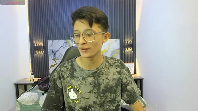 SantiagoRusso18 online show from 15, 2, 2026