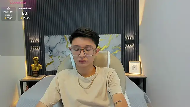 SantiagoRusso18 online show from 3, 10, 2025