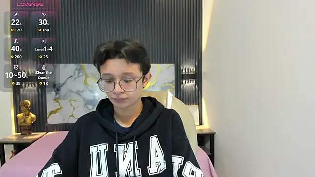 SantiagoRusso18 online show from 9, 11, 2025