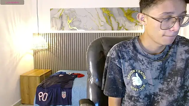 SantiagoRusso18 online show from 4, 2, 2026